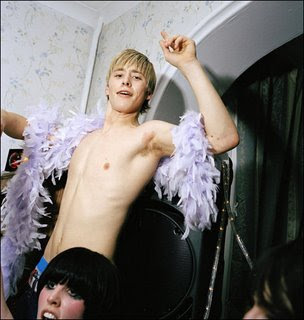 ENCONTRA MAS DE ESTA PORQUERIA ...